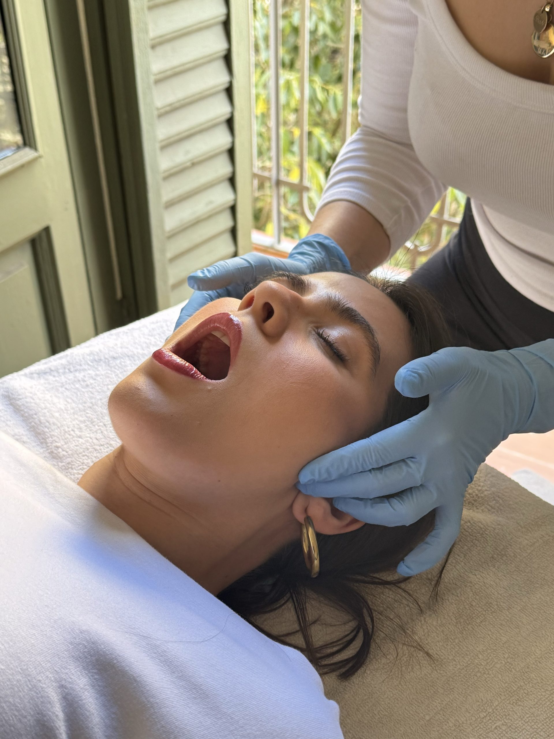 Una paciente siendo tratada por Dana Milina, fisioterapeuta especialista en tratamiento maxilofacial, en su consulta.