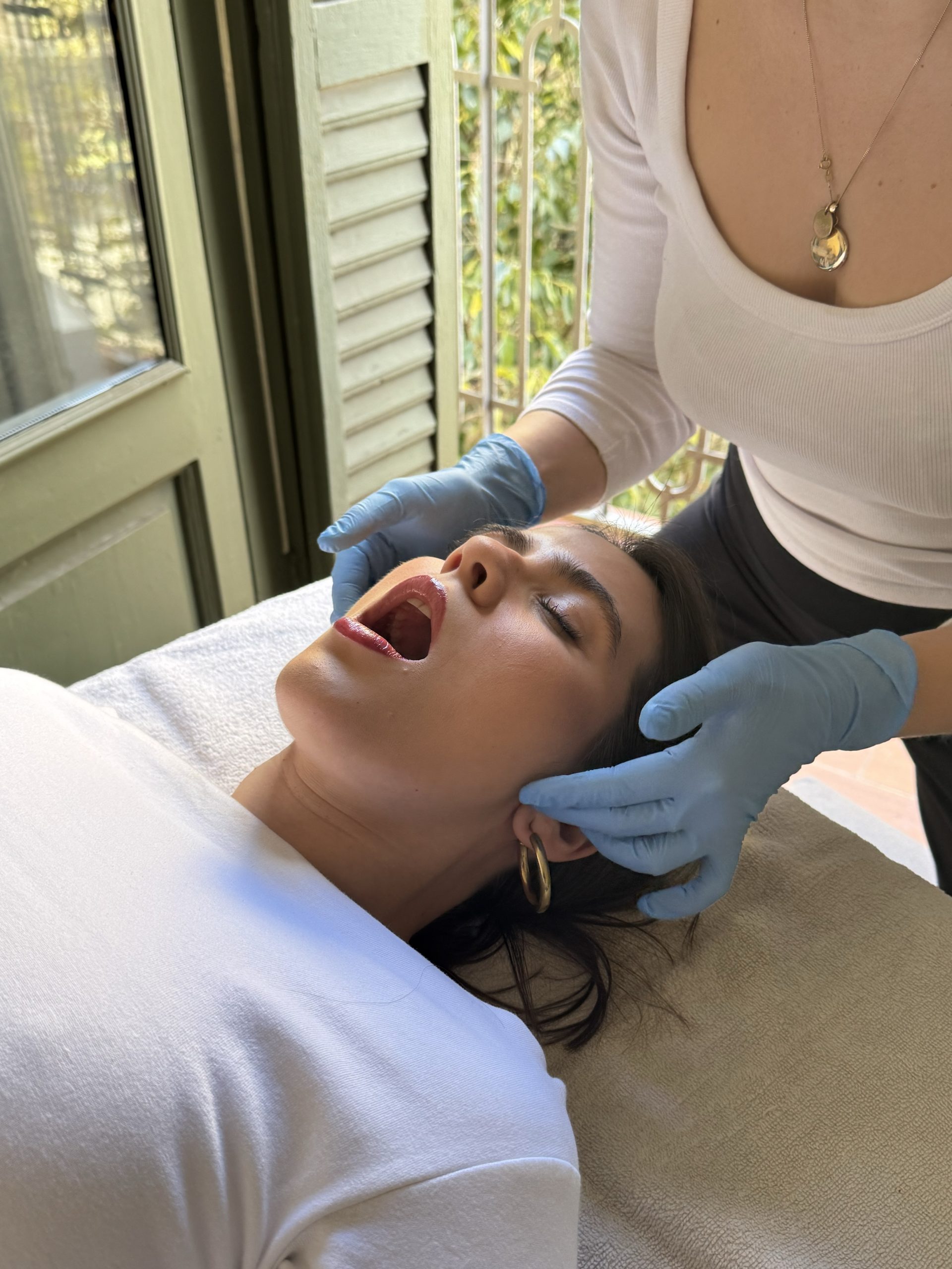 Fisioterapeuta maxilofacial en Barcelona examinando la mandíbula