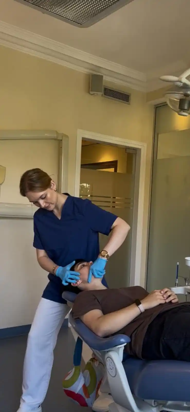 Dana Milina, Fisioterapeuta Maxilofacial en Barcelona, tratando a un paciente.